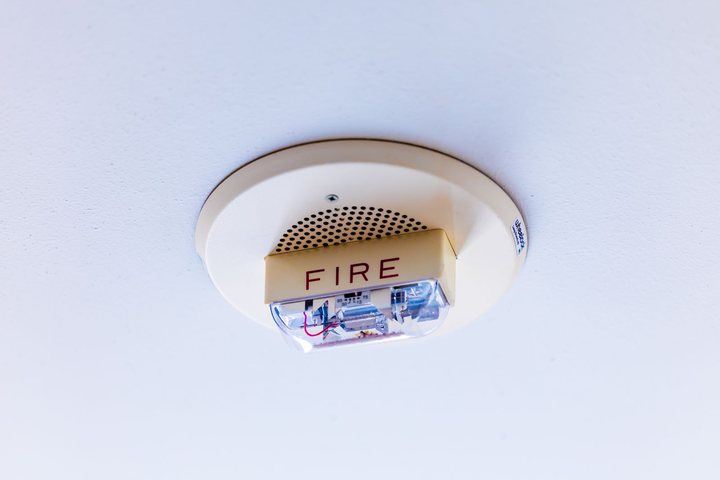 住宅用火災警報器は秋の火災予防運動に合わせて点検——作動確認と10年の交換目安