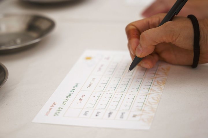 家族の緊急連絡先を紙1枚にまとめる——書いておく番号と置き場所